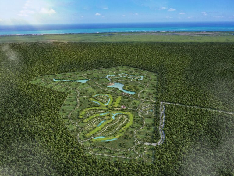 vista area de campo de golf, lago y costa