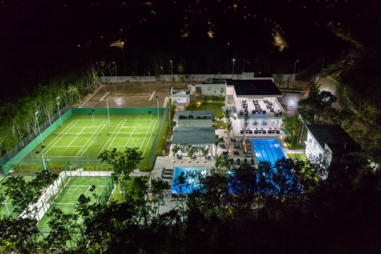 vista área de canchas deportivas y piscinas