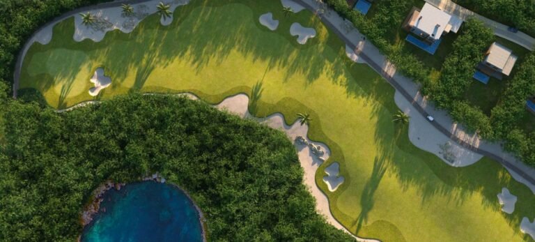 vista area a campo de golf y laguna artificial
