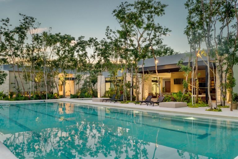 area de piscina y camastros en casa club